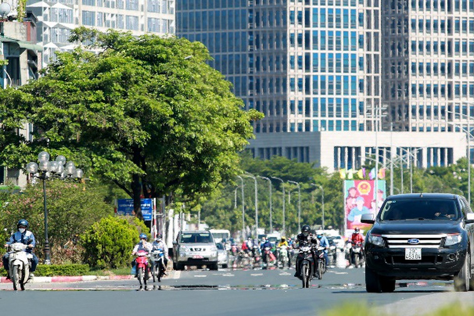 Hà Nội nắng như chảo lửa, lái xe ngụy trang cành lá lên người để giải nhiệt - 1 Hà Nội nắng như chảo lửa, lái xe ngụy trang cành lá lên người để giải nhiệt - 1