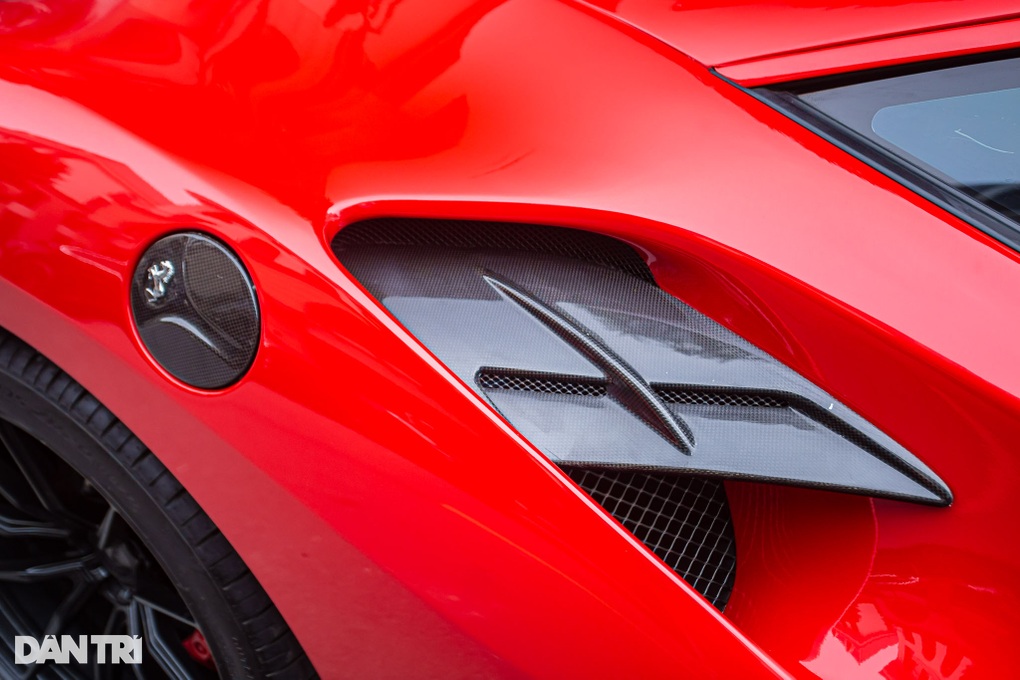 Ferrari 488 GTB từng vướng lùm xùm lăng mạ CSGT tiếp tục được rao bán - 4 Ferrari 488 GTB từng vướng lùm xùm lăng mạ CSGT tiếp tục được rao bán - 4
