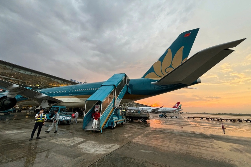Typhoon Kajiki prepares to make landfall, a series of flights are delayed and canceled - 1 Bão Kajiki chuẩn bị đổ bộ, loạt chuyến bay bị hoãn, hủy - 1