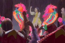 Phương Mỹ Chi hát dưới mưa lấm lem đầu tóc, khán giả cổ vũ suốt 3 tiếng