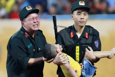Chiến sĩ cảnh sát nén đau cứu sống cổ động viên nhí trên sân Thiên Trường