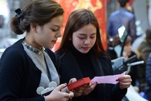 Hà Nội: Xếp hàng từ 5 giờ sáng để mua vàng cầu Thần Tài