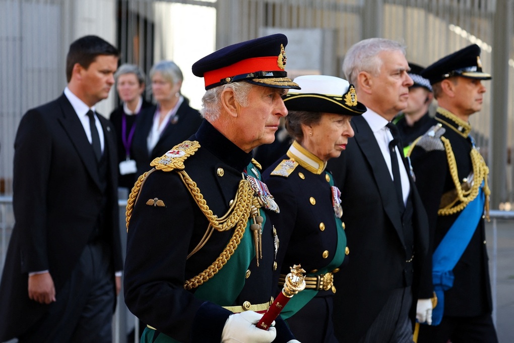 Đoàn rước linh cữu Nữ hoàng Elizabeth II trên đường phố Scotland - 4 Đoàn rước linh cữu Nữ hoàng Elizabeth II trên đường phố Scotland - 4