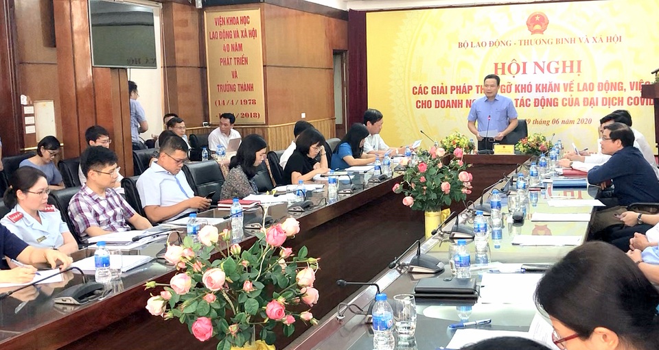 Covid-19: Doanh nghiệp cực chẳng đã mới cắt giảm, cho làm luân phiên - 1 Covid-19: Doanh nghiệp cực chẳng đã mới cắt giảm, cho làm luân phiên - 1
