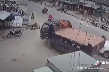 Tránh xe sang đường ẩu, tài xế xe tải đánh lái “thần sầu”