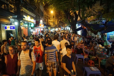 Kinh doanh dịch vụ đến 2h sáng trên phố cổ Hà Nội là không phù hợp?