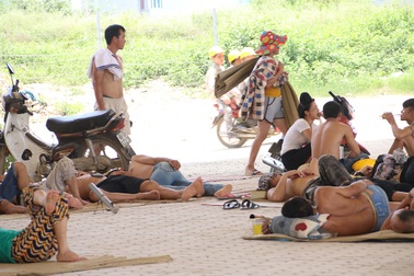 Gầm cầu thành nơi trốn nắng "như đổ lửa" ở Hà Nội