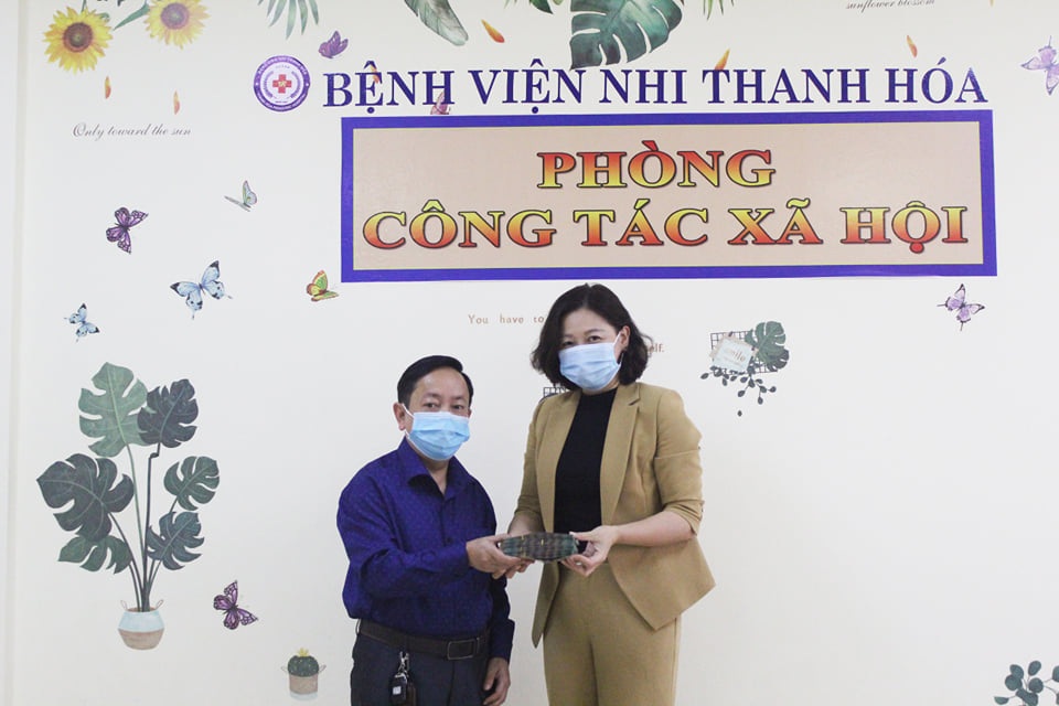 Gia đình bác sĩ ủng hộ 200 triệu đồng mua cơm cho bệnh nhân nghèo - 1 Gia đình bác sĩ ủng hộ 200 triệu đồng mua cơm cho bệnh nhân nghèo - 1