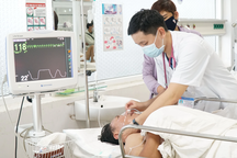 Ba người nhập viện nghi ngộ độc sau khi ăn nhộng ve sầu