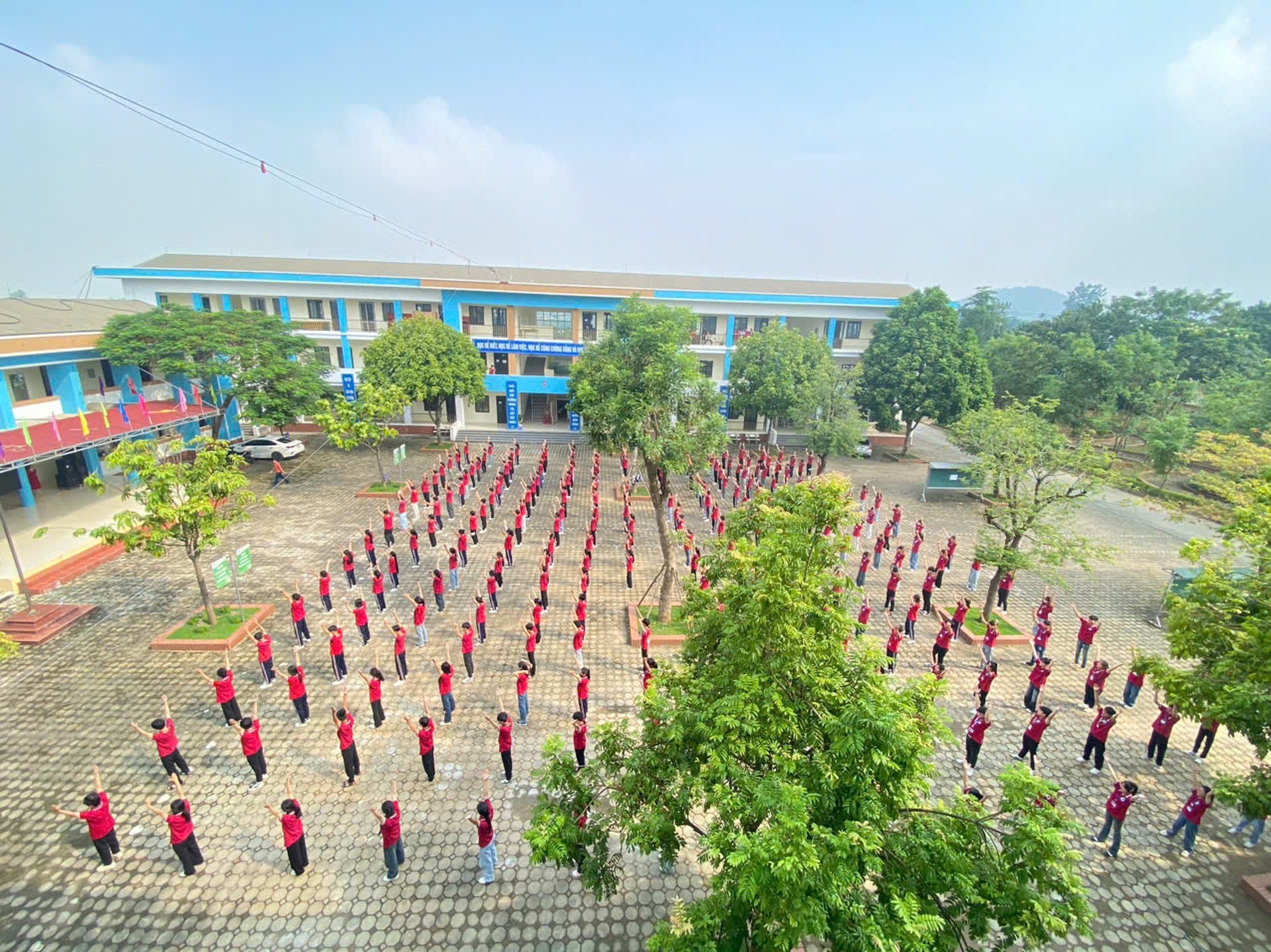 Ngôi trường đặc biệt, mỗi học sinh yếu kém được một thầy cô nhận đỡ đầu - 10 Ngôi trường đặc biệt, mỗi học sinh yếu kém được một thầy cô nhận đỡ đầu - 10