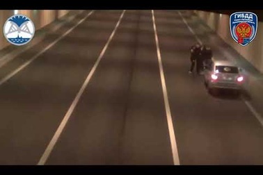 Nhóm thanh niên suýt mất mạng vì dừng xe giữa đường hầm để chụp ảnh