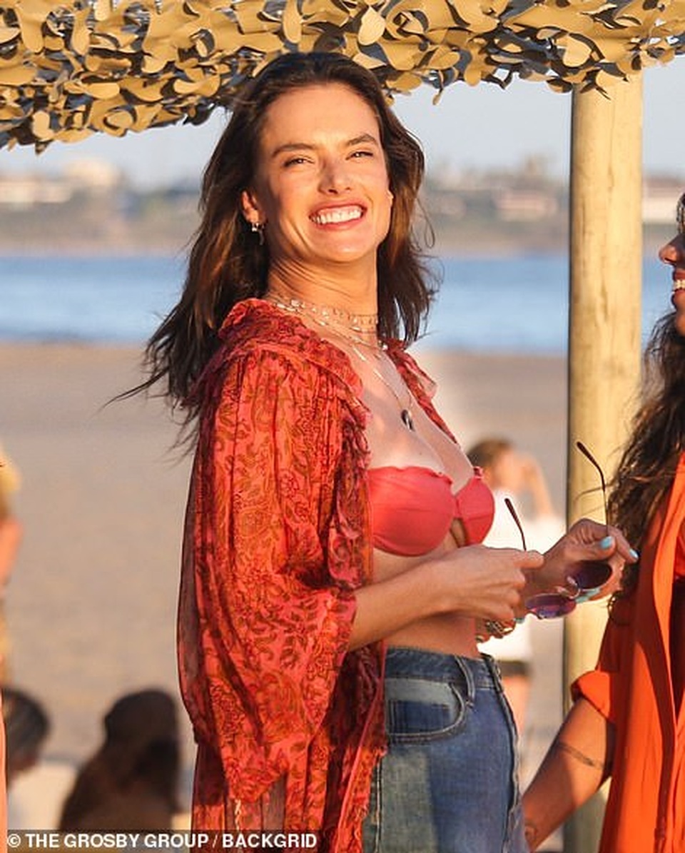 Alessandra Ambrosio bốc lửa trên bãi biển Uruguay - 6 Alessandra Ambrosio bốc lửa trên bãi biển Uruguay - 6