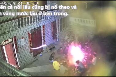 Khoảnh khắc bếp lò bất ngờ phát nổ kinh hoàng khi gia đình đang ngồi ăn tối