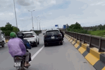 Vụ người phụ nữ đu bám cửa ô tô nghi đánh ghen: Tài xế nói gì?