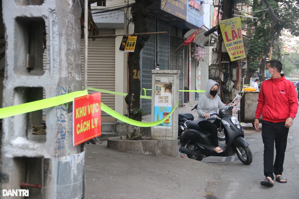 Hà Nội phong tỏa cả đoạn phố Đê La Thành để xét nghiệm Covid-19 - 11 Hà Nội phong tỏa cả đoạn phố Đê La Thành để xét nghiệm Covid-19 - 11