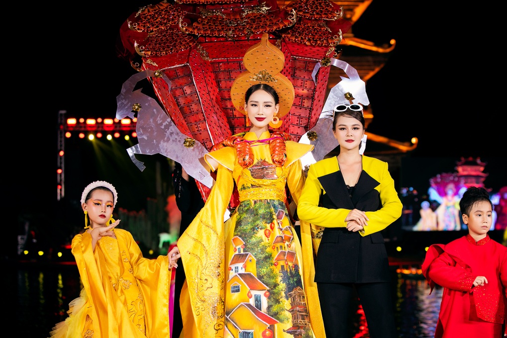 Mẫu nhí 7 tuổi hóa thân thành công chúa ở show thời trang Phố cổ Hoa Lư - 6 Mẫu nhí 7 tuổi hóa thân thành công chúa ở show thời trang Phố cổ Hoa Lư - 6