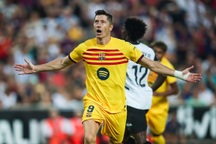 Lewandowski lập cú đúp, Barcelona ngược dòng đánh bại Valencia