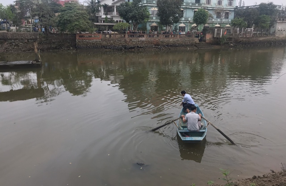 Cứu bạn gái nhảy cầu, nam thanh niên mất tích - 2 Cứu bạn gái nhảy cầu, nam thanh niên mất tích - 2