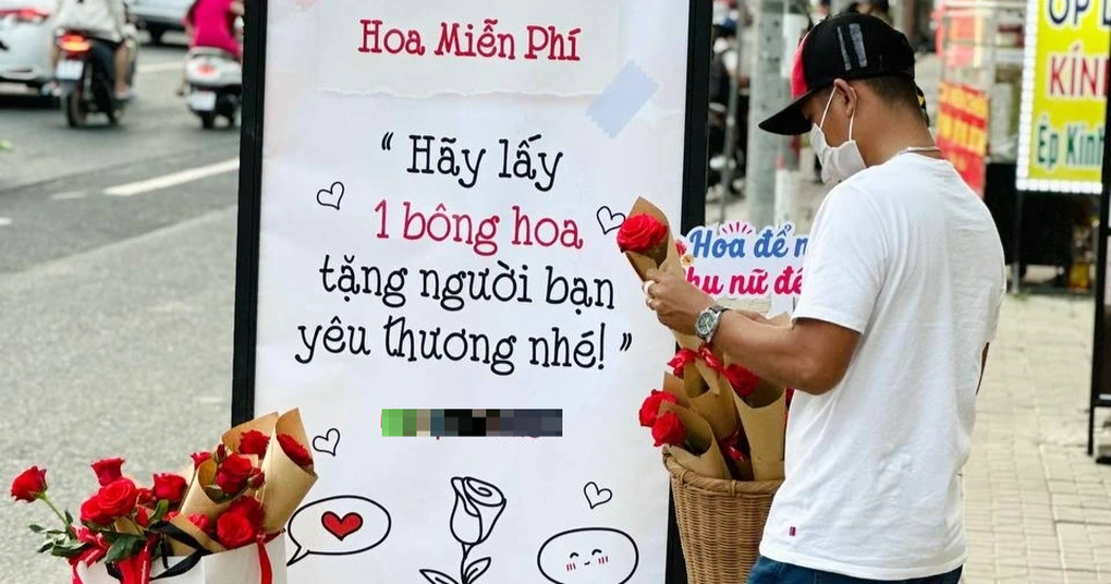 Hơn 1.000 bông hồng miễn phí trên vỉa hè tặng người bạn yêu thương - 5 Hơn 1.000 bông hồng miễn phí trên vỉa hè tặng người bạn yêu thương - 5