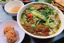 Quán bún 20 năm tuổi Hà Nội ngon thế nào khiến khách Mỹ tự nhận khách ruột