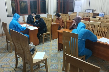 Bắt 8 thanh niên Hải Dương cố tình trốn chốt kiểm dịch, lén về nhà