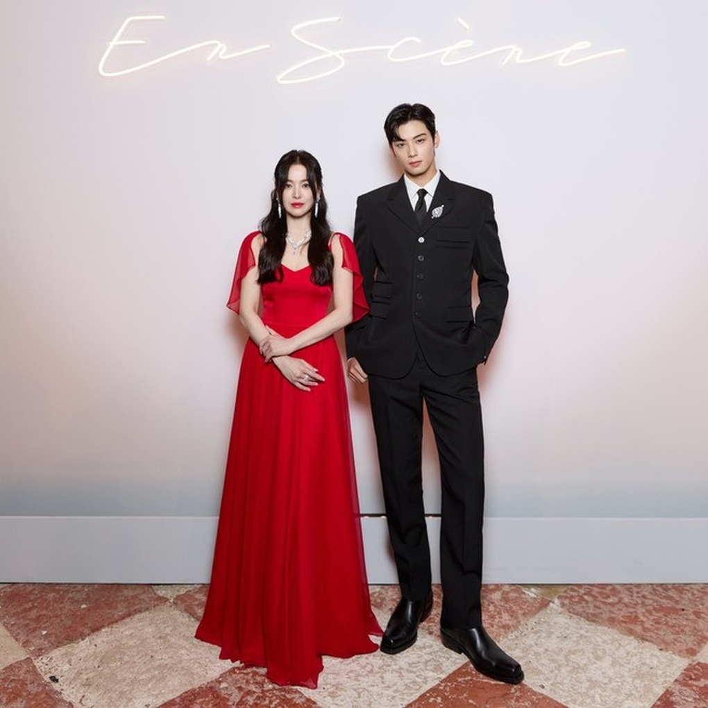 Song Hye Kyo chung khung hình với mỹ nam kém 16 tuổi, sắc đẹp gây sốt - 1 Song Hye Kyo chung khung hình với mỹ nam kém 16 tuổi, sắc đẹp gây sốt - 1