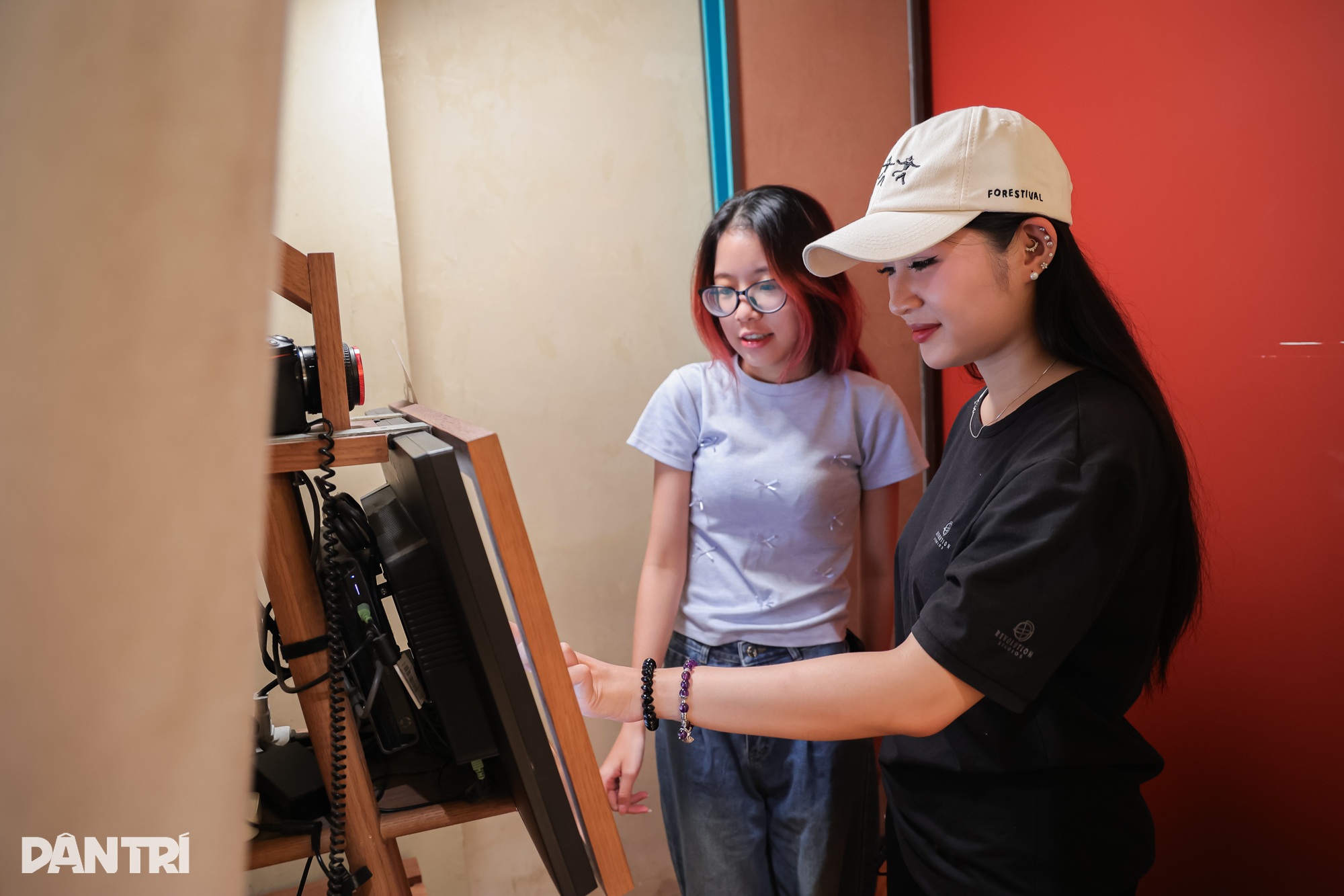Trào lưu chụp ảnh lấy liền đậm chất Việt hút giới trẻ giữa lòng Hà Nội - 11 Trào lưu chụp ảnh lấy liền đậm chất Việt hút giới trẻ giữa lòng Hà Nội - 11