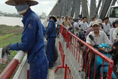 Sơn sửa gây tắc cầu Chương Dương 