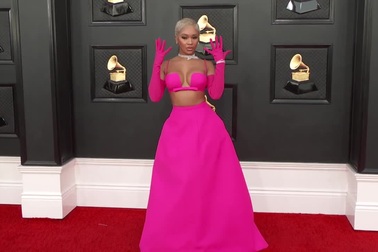 Saweetie quyến rũ trên thảm đỏ Grammy