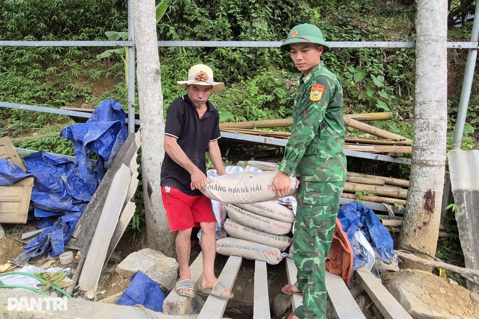 Bộ đội băng rừng, vượt sông giúp dân xây nhà