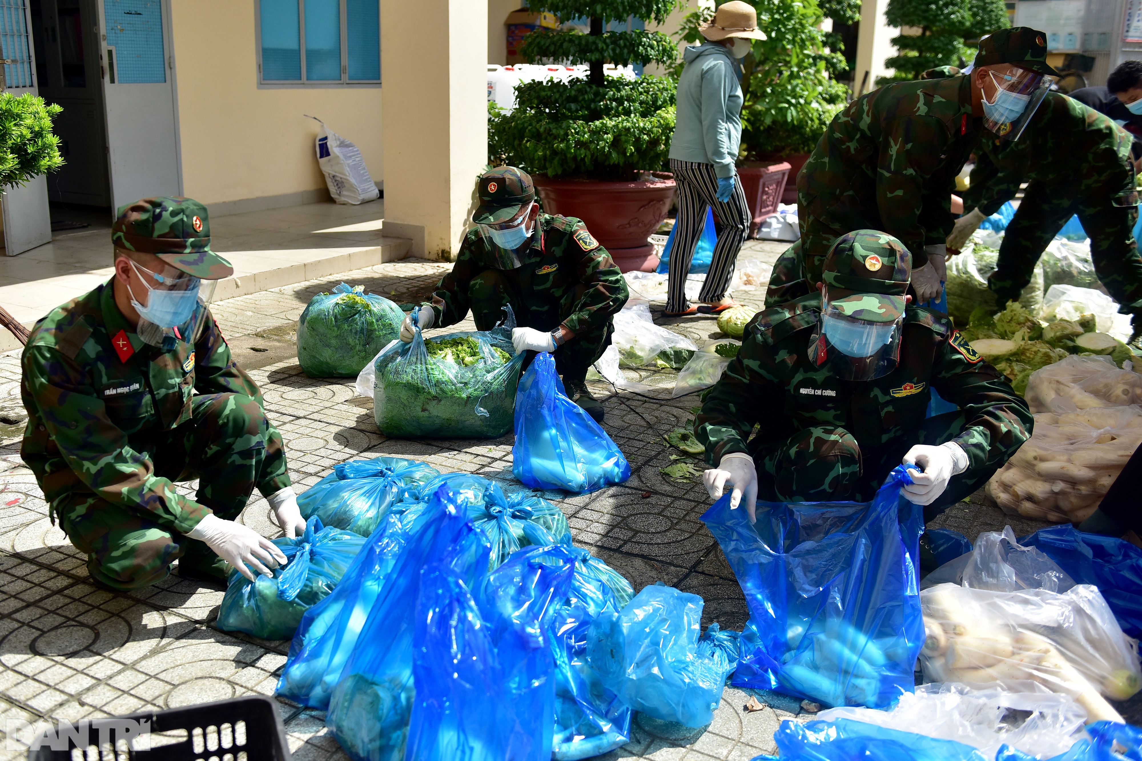 Bộ đội gõ cửa từng nhà dân ở TPHCM trao thực phẩm thiết yếu - 1 Bộ đội gõ cửa từng nhà dân ở TPHCM trao thực phẩm thiết yếu - 1
