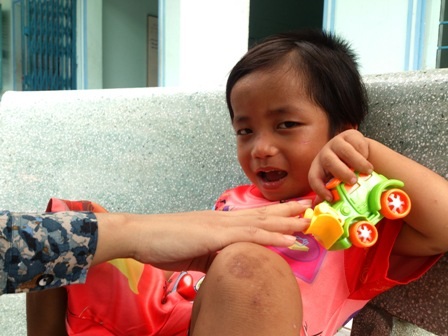 Bừng sáng nụ cười trên gương mặt cháu bé 3 tuổi bị bạo hành