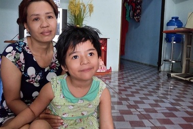 Bé gái bị gia đình chối bỏ bây giờ ra sao?