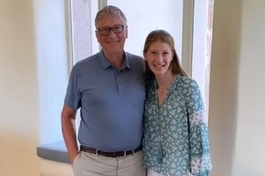 Tỷ phú Bill Gates lần đầu xuất hiện bên con, đập tan tin đồn bất hòa