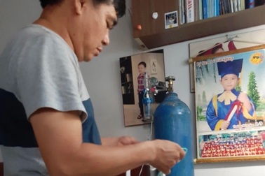 Ông bố chở bình oxy nửa đêm cứu con: "Mong mạnh thường quân ngừng giúp đỡ"