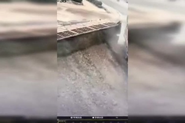 Xe chở cát bị lật nghiêng suýt chôn sống 2 thanh niên đi xe máy