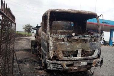 Tài xế lái xe chở xăng đang cháy ra khỏi cây xăng