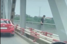 Thanh niên bỏ lại ô tô trên cầu, nhảy xuống sông Hồng