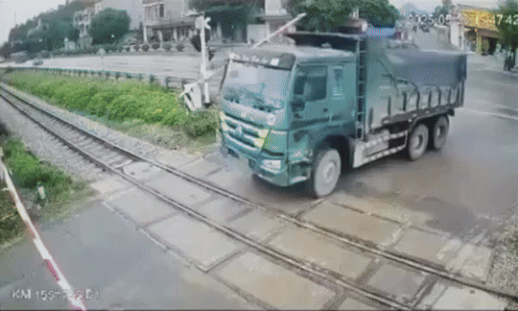 Ô tô tải tông gãy barie, vượt qua đường sắt khi tàu đang đến gần - 1 Ô tô tải tông gãy barie, vượt qua đường sắt khi tàu đang đến gần - 1