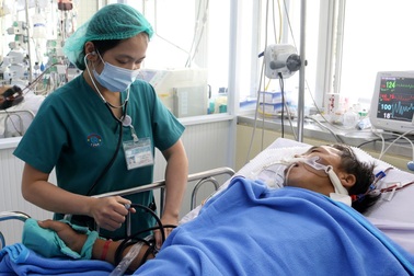 Cố giữ chân cho người đàn ông “ôm” rắn đi cấp cứu