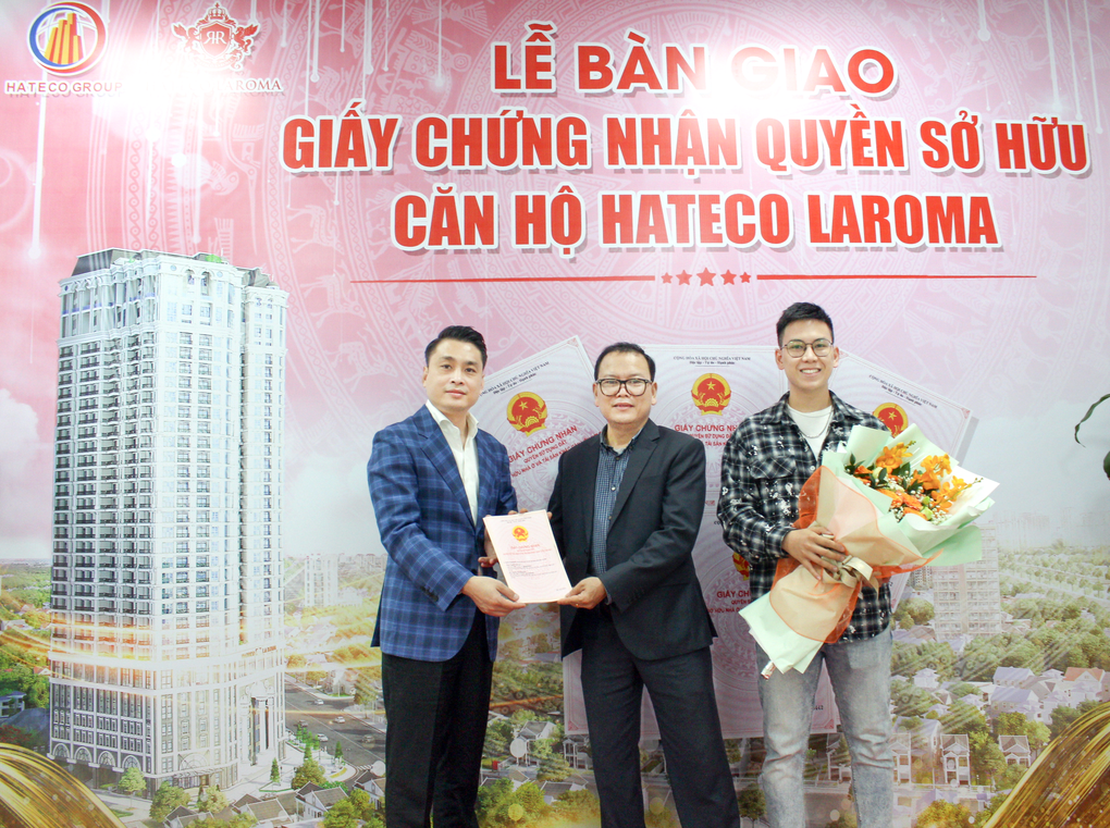 Cư dân Hateco Laroma phấn khởi trong ngày nhận sổ hồng - 3 Cư dân Hateco Laroma phấn khởi trong ngày nhận sổ hồng - 3