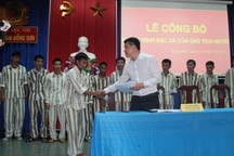 Tội phạm tham nhũng phải bồi thường xong thiệt hại mới được xét đặc xá