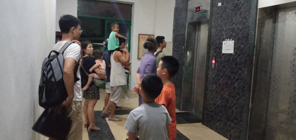 Hà Nội: Cháy chung cư lúc nửa đêm, chuông báo cháy kiên quyết không kêu - 1 Hà Nội: Cháy chung cư lúc nửa đêm, chuông báo cháy kiên quyết không kêu - 1