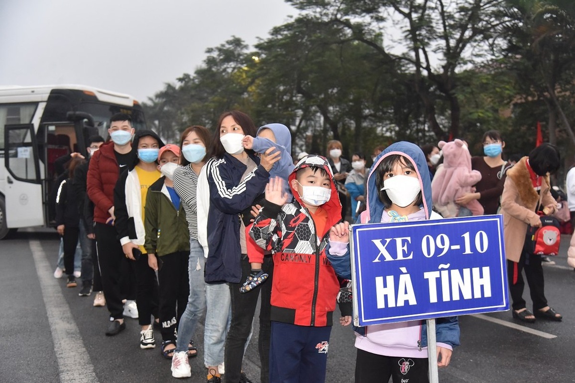 Hà Nội: Đưa hơn 1.000 công nhân về quê sáng 27 Tết - 4 Hà Nội: Đưa hơn 1.000 công nhân về quê sáng 27 Tết - 4