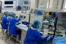 Phi công người Anh dương tính trở lại với Covid-19, phổi đông đặc