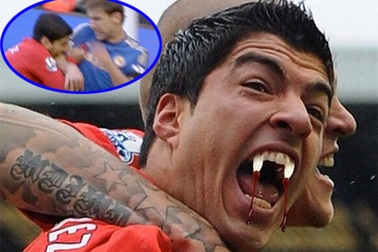 Luis Suarez cắn Branislav Ivanovic