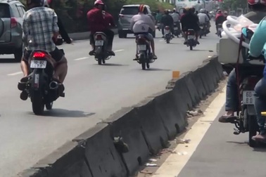 Hàng chục “quái xế” dàn hàng ngang trên quốc lộ so kè tốc độ