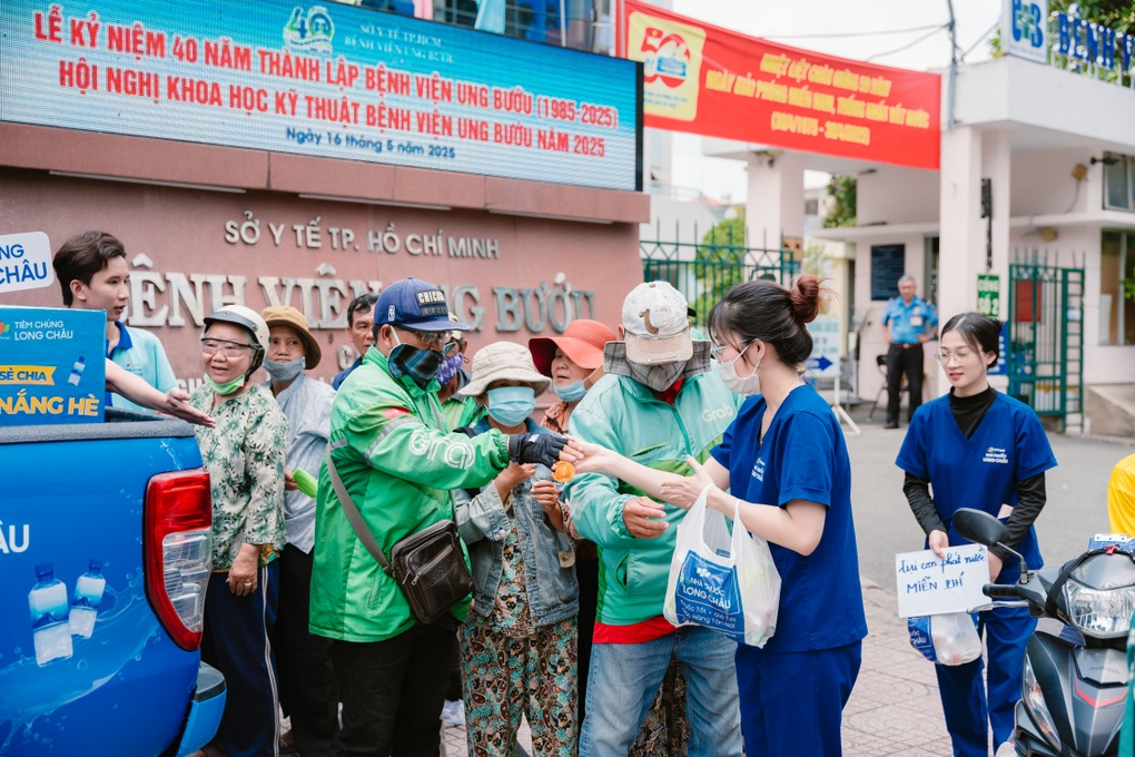 FPT Long Châu tặng nước uống, tiếp sức người đi đường giữa thời tiết nắng nóng - 1 FPT Long Châu tặng nước uống, tiếp sức người đi đường giữa thời tiết nắng nóng - 1