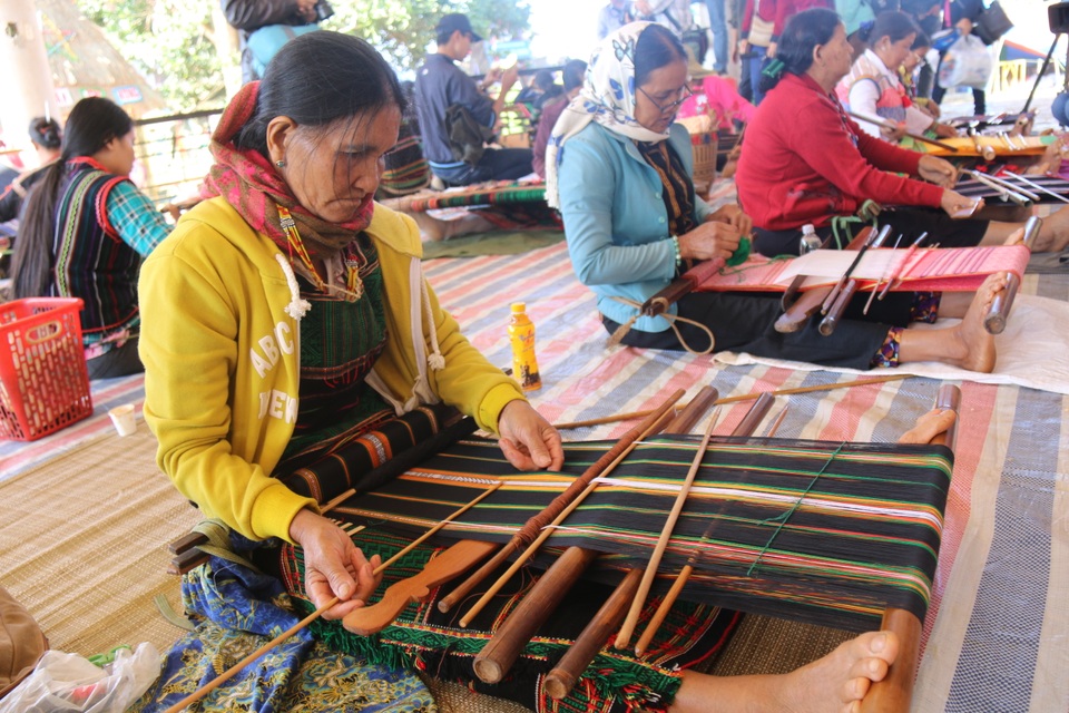 Đắk Nông nỗ lực đưa dệt thổ cẩm thành nghề thoát nghèo - 1 Đắk Nông nỗ lực đưa dệt thổ cẩm thành nghề thoát nghèo - 1