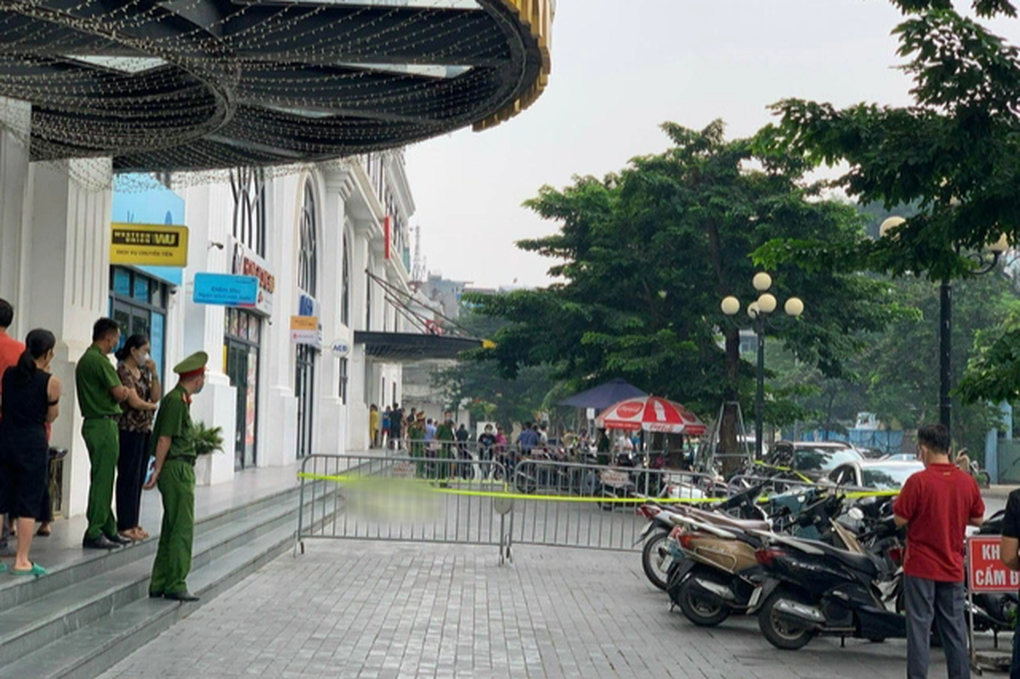 Một người rơi từ tầng cao chung cư ở Hà Nội - 1 Một người rơi từ tầng cao chung cư ở Hà Nội - 1